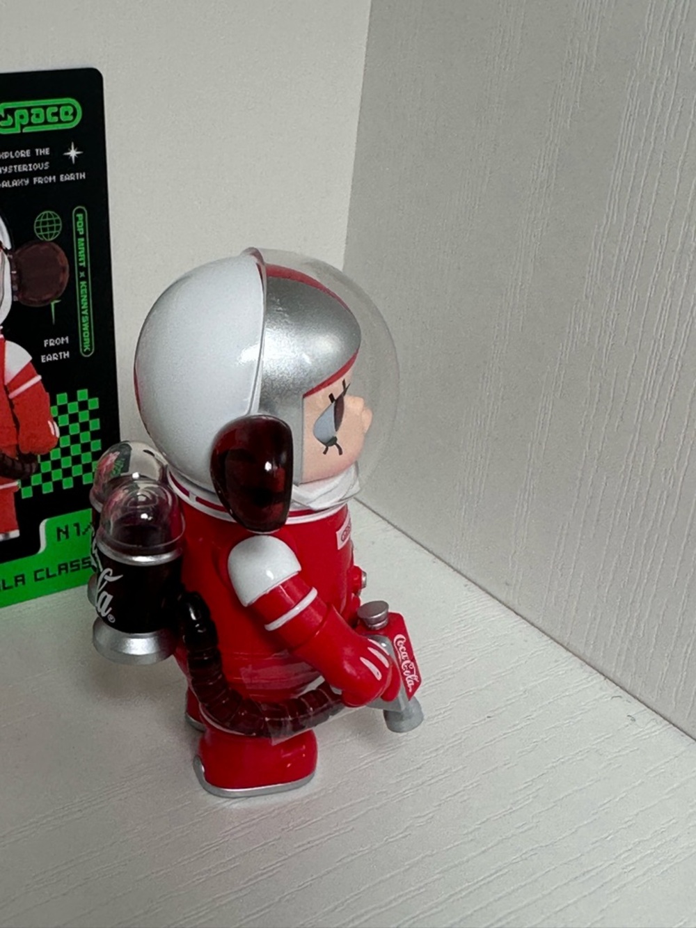 Mega Space Molly 100% Coca-Cola Classic Figure - Picture 4 of 6